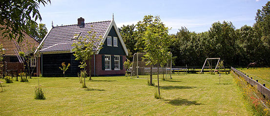 Vakantiewoning Limosa Wieringen - grote tuin vol vertier en een eigen parkeerplaats