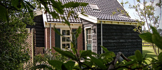 Vakantiewoning Limosa Wieringen - grote tuin vol vertier en een eigen parkeerplaats