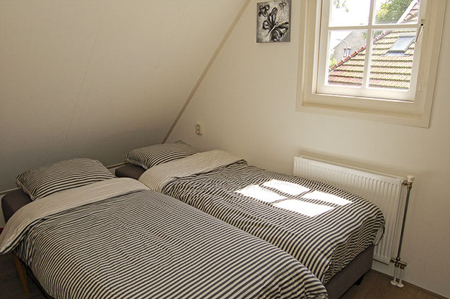 Vakantiewoning Limosa Wieringen - de secundaire slaapkamer met losse boxsprings
