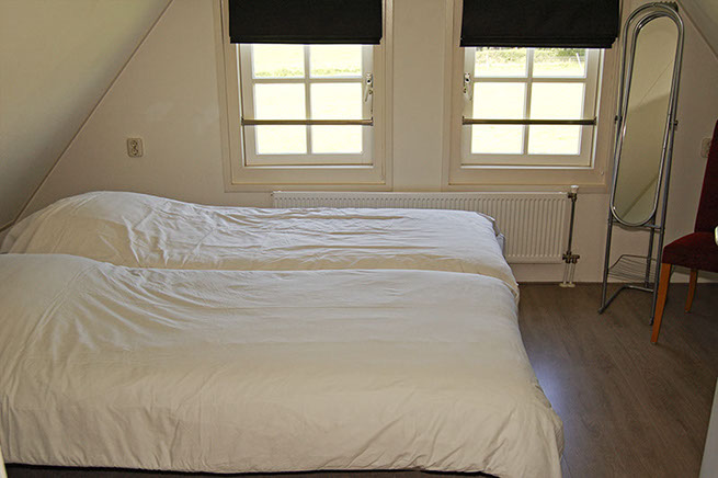 Vakantiewoning Limosa Wieringen - slaapkamer 1 met twee losse boxsprings