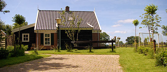 Vakantiewoning Limosa Wieringen - grote tuin vol vertier en een eigen parkeerplaats
